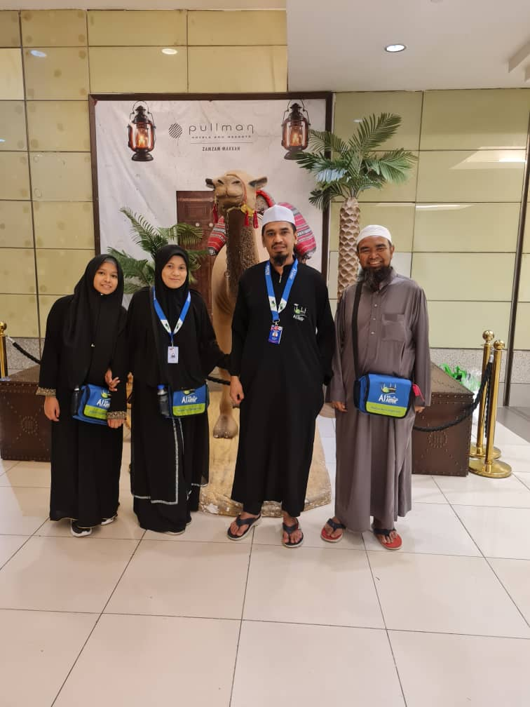 Jemaah Al Amir Travel di hadapan Pullman Zamzam Makkah